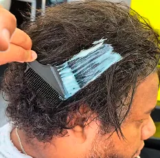 Cabelo ondulado com frizz recebendo o produto