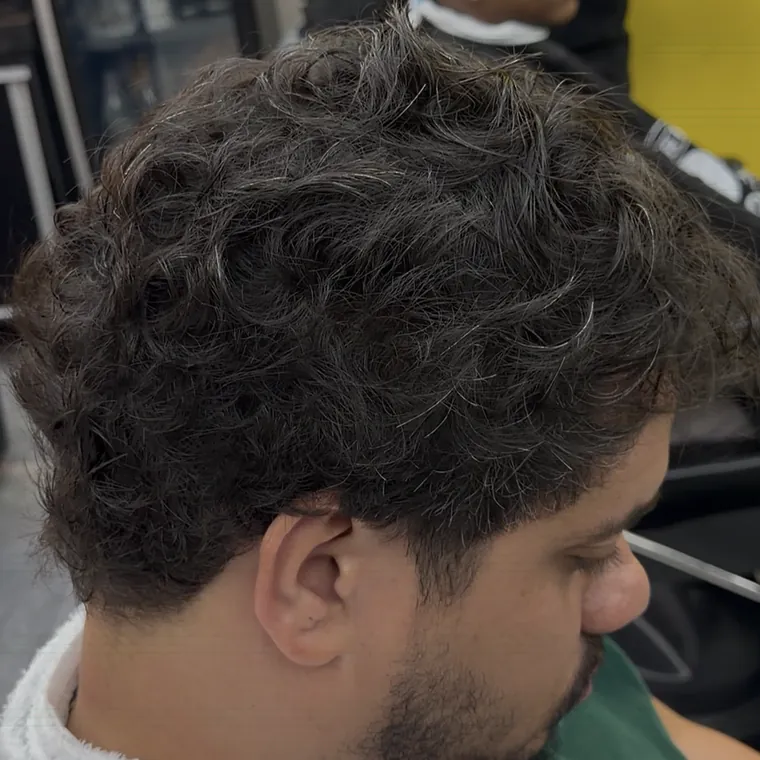 Cliente com cabelo cacheado curto, antes da desondulação