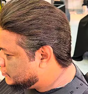O mesmo cliente com o cabelo liso e com movimento