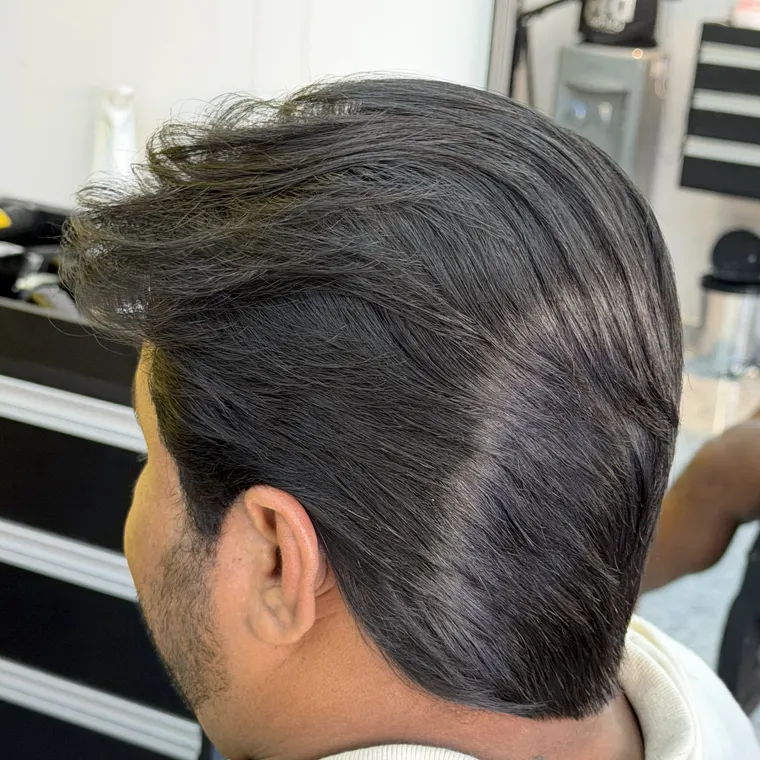 Cliente depois da desondulação, com o cabelo liso e caimento natural para trás